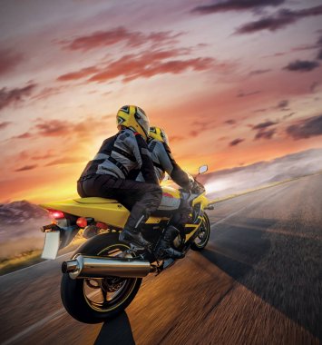Motorbikers Alp manzarada sürme spor motosiklet üzerinde.