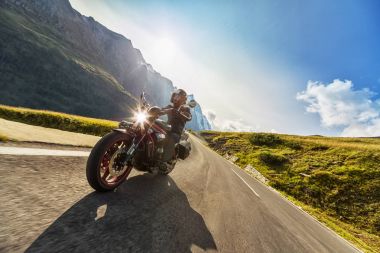 Alp karayolu sürme motosiklet sürücüsü. Açık fotoğraf