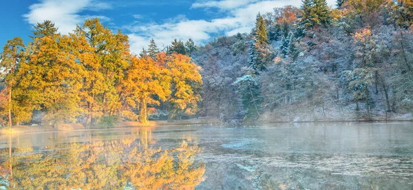 A táj gyönyörű színes fák ősszel, tó fényképek — Stock Fotó