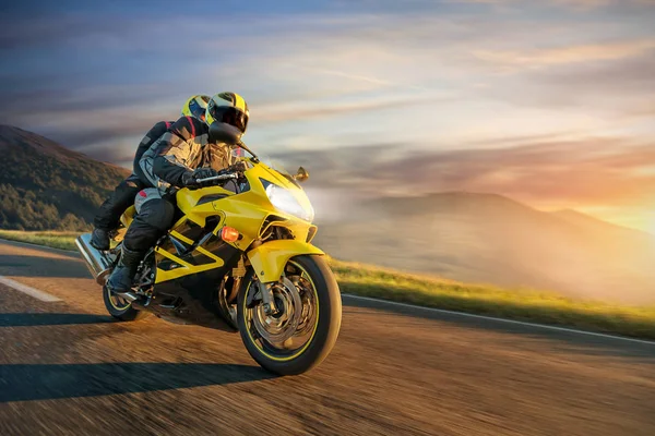 Motociclistas em esportes passeio de moto na paisagem alpina . — Fotografia de Stock