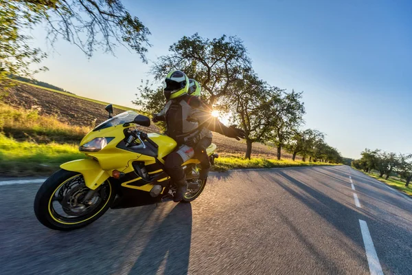 Motociclisti su moto sportive in sella al tramonto — Foto Stock
