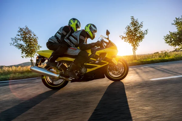 Motorbikers'nde Günbatımı sürme spor motosiklet üzerinde