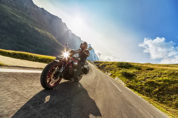 Motorcycle driver riding in Alpine highway. Outdoor photography — Stock Photo, Image