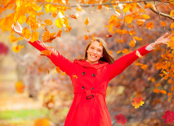 Beautiful young woman enjoying autumn nature — Stock Photo, Image
