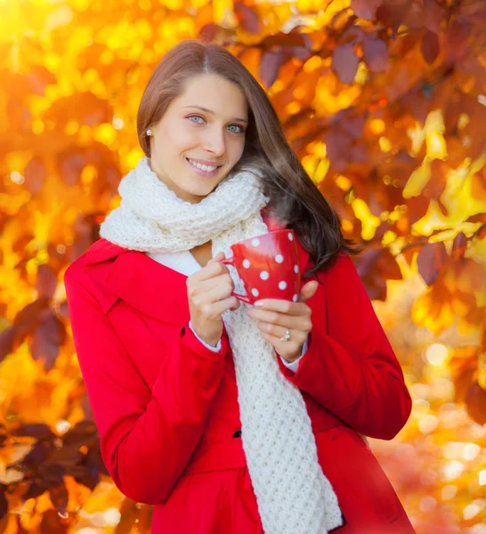 Beautiful young woman autumn portrait with hot drink — Stock Photo, Image