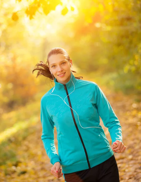 Mps m için dinleme sonbahar ormanda çalışan genç esmer kadın