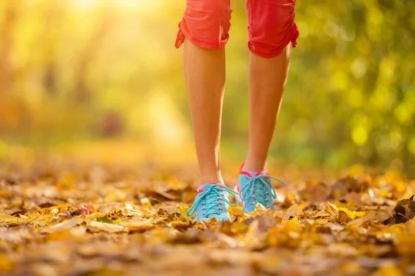 Detalj av ung kvinna ben under hösten kör axercise — Stockfoto