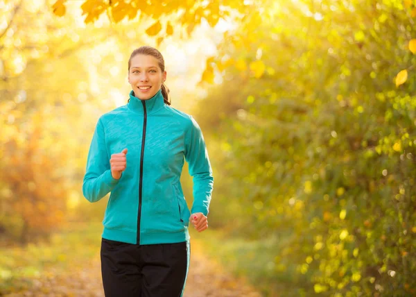 Joven morena corriendo en bosque de otoño — Foto de Stock