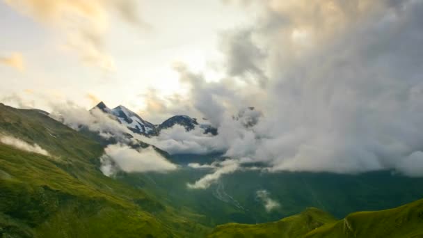 Time lapse di nuvole pesanti nel paesaggio alpino — Video Stock