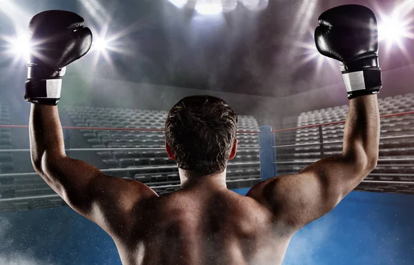 Vista posterior del hombre boxeador con las manos levantadas en gesto de victoria — Foto de Stock