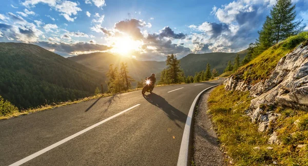 Pilote de moto sur autoroute alpine. Photographie de plein air — Photo