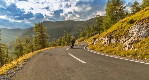 Pilote de moto sur autoroute alpine. Photographie de plein air — Photo