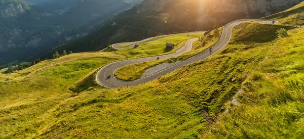 Pilotes de moto sur l'autoroute alpine. Photographie de plein air — Photo