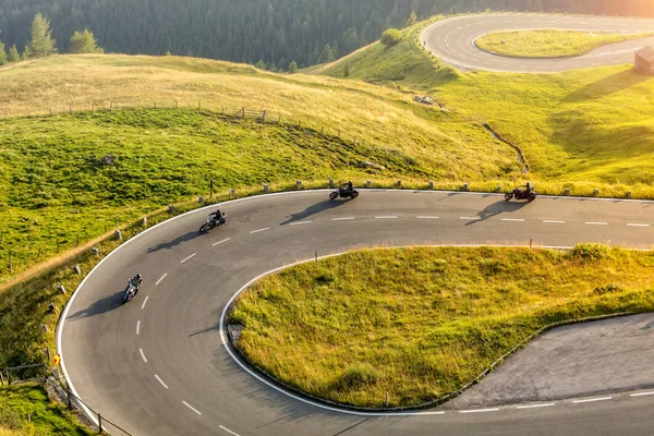 Motorcykelförare ridning i Alpine highway. Utomhus fotografering — Stockfoto