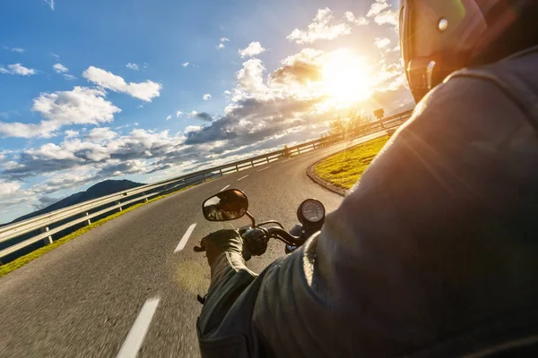 Detail van het stuur van de motorfiets. Buitenfotografie, Alpine lan — Stockfoto