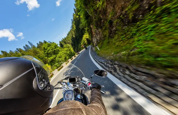 Detalhe do guidão da motocicleta. Fotografia ao ar livre, Alpine lan — Fotografia de Stock