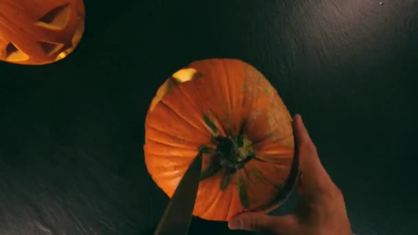 Carving the pumpkin — Stock Video