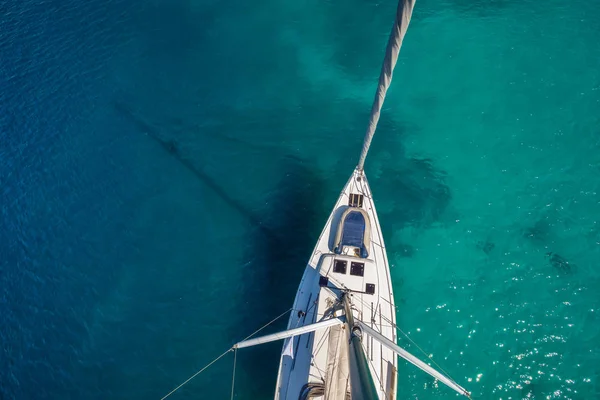 Vista de alto ângulo de barco à vela. Fotografia aérea do navio — Fotografia de Stock