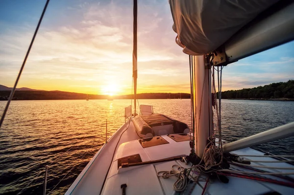 Nahaufnahme der Jacht beim Segeln gegen den schönen Sonnenuntergang — Stockfoto