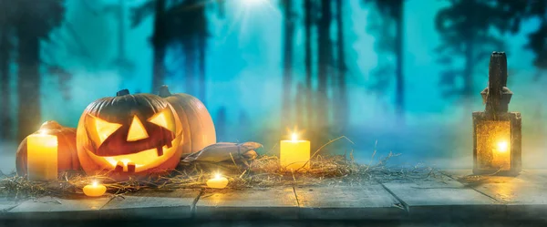 Abóboras assustadoras halloween em tábuas de madeira — Fotografia de Stock