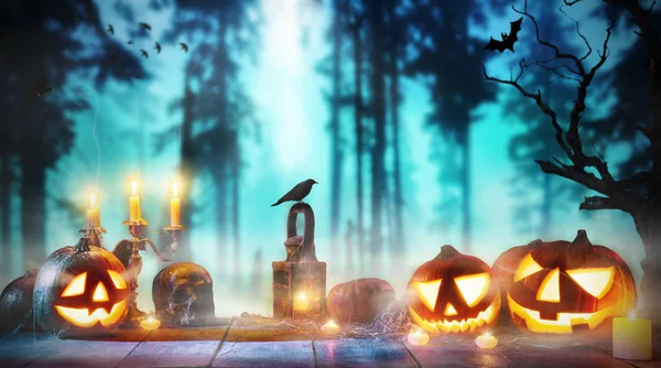 Spooky citrouilles halloween sur des planches de bois — Photo