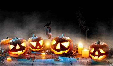 Spooky halloween pumpkins ahşap plakalar üzerinde