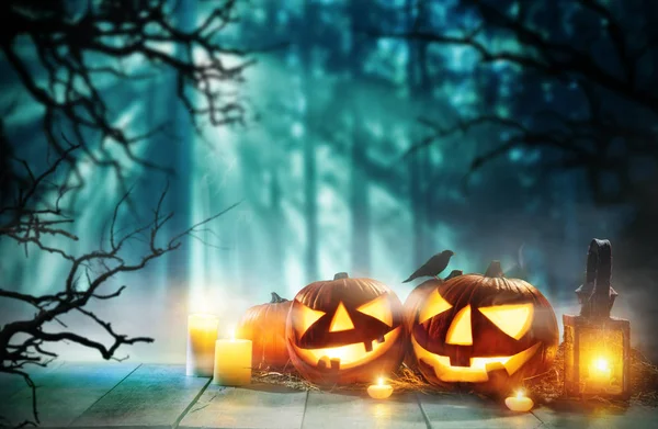 Griezelige halloween pompoenen op houten planken — Stockfoto