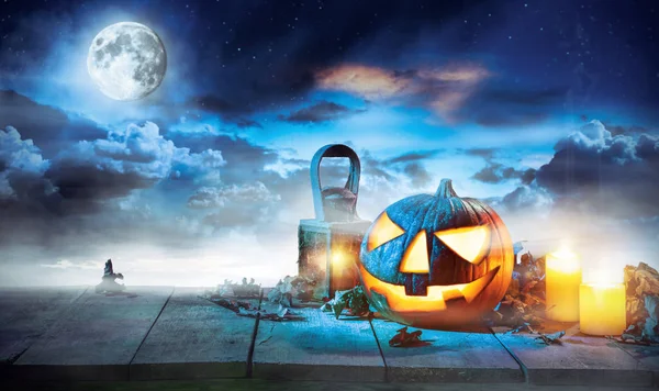 Gruseliger Halloween-Kürbis auf Holzplanken mit dunklem Gruselhintergrund. Feier Thema, Copyspace für Text. — Stockbild Gruseliger Halloween-Kürbis auf Holzplanken — Stockfoto