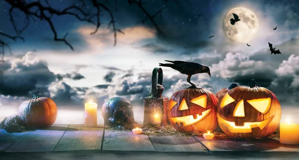 Spooky halloween pumpkins ahşap plakalar üzerinde