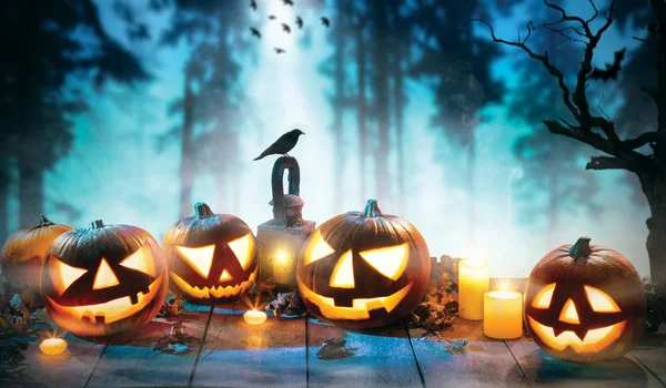 Spooky halloween pumpkins on wooden planks — Stock Photo, Image