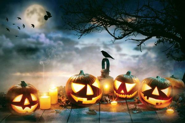 Spooky halloween pumpkins on wooden planks — Stock Photo, Image