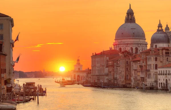 Sunrise in Grand canal with Church of Santa Maria della Salute, — Stock Photo, Image