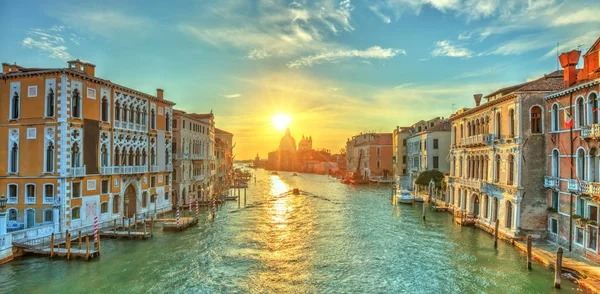 Vacker soluppgång i Grand canal med kyrkan Santa Maria, Ven — Stockfoto