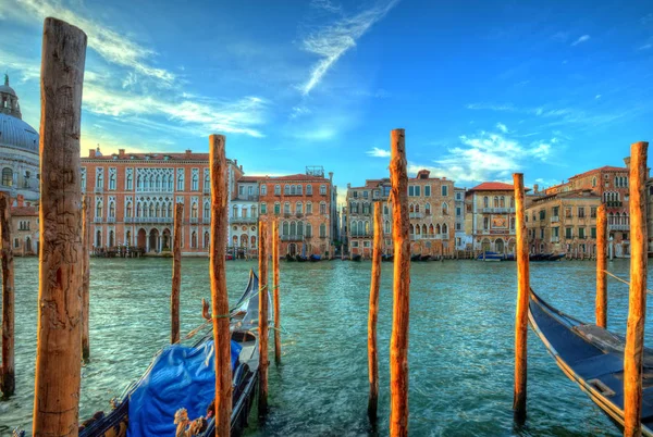 Vacker soluppgång i Grand canal med kyrkan Santa Maria, Ven — Stockfoto