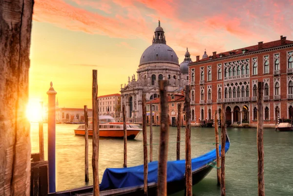 Vacker soluppgång i Grand canal med kyrkan Santa Maria, Ven — Stockfoto