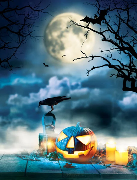 Gruselige Halloween-Kürbisse auf Holzplanken mit dunklem Gruselhintergrund. Feier Thema, Copyspace für Text. sehr hoch aufgelöstes Bild — Stockbild Gruselige Halloween-Kürbisse auf Holzplanken — Stockfoto