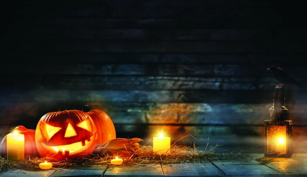 Griezelige halloween pompoenen op houten planken — Stockfoto