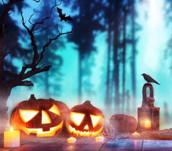 Spooky halloween pumpkins on wooden planks — Stock Photo, Image