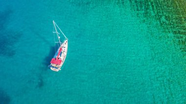 Yelkenli tekne veya uygun mercan resif üzerinde havadan görünümü