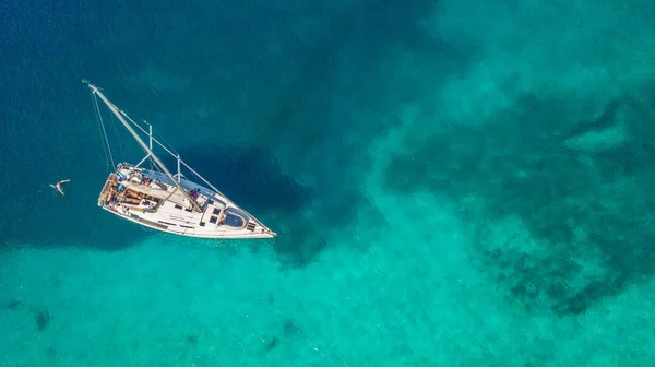 Αεροφωτογραφία του ιστιοπλοϊκό σκάφος αγκυροβόλησης στον κοραλλιογενή ύφαλο — Φωτογραφία Αρχείου