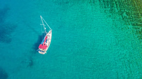 Yelkenli tekne veya uygun mercan resif üzerinde havadan görünümü
