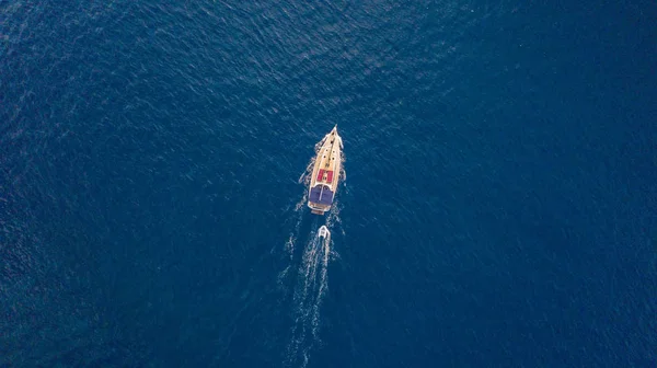 Vue aérienne du voilier en haute mer . — Photo