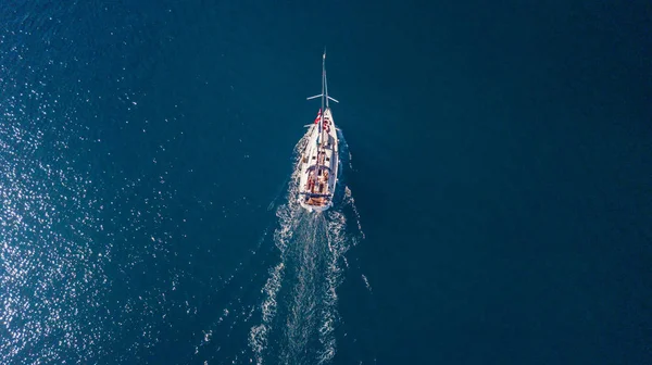 Luchtfoto van zeilboot op open zee. — Stockfoto