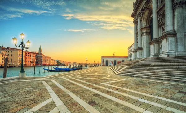 Hermoso amanecer en Gran Canal con Iglesia de Santa María, Ven — Foto de Stock