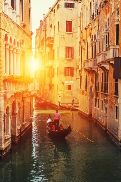 Venetian gondolier punting gondola in water canal with green wat — Stock Photo, Image