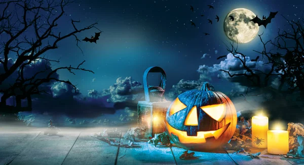 Spooky halloween pompoen op houten planken — Stockfoto