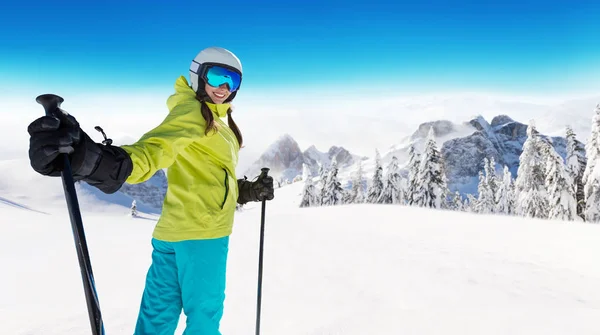 Feliz joven esquiadora disfrutando del tiempo soleado en los Alpes —  Fotos de Stock