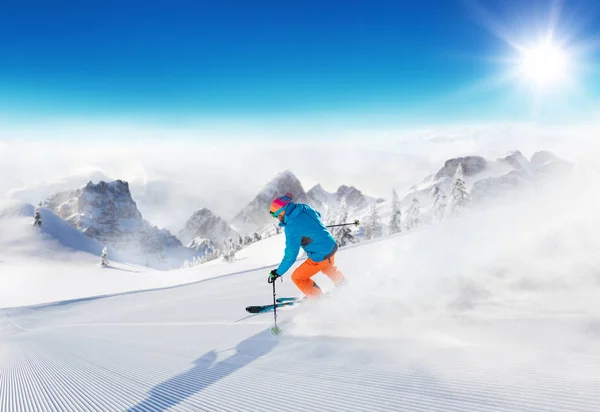 Ung man skidåkare kör ner backen i alpina berg — Stockfoto