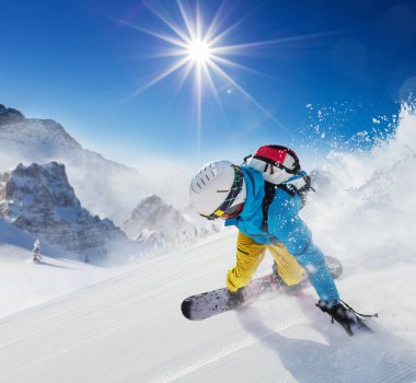 Alp Dağları'nda yamaç aşağı koşma snowboard genç adam