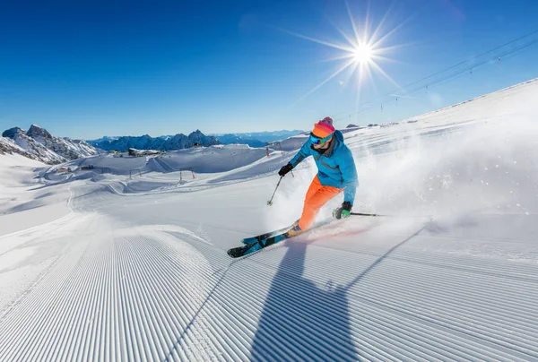 Young man skier running down the slope in Alpine mountains — Stock Photo, Image